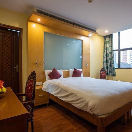 Hotel Emarald, New Delhi Luaran gambar