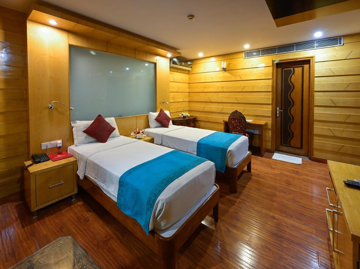Hotel Emarald, New Delhi Luaran gambar