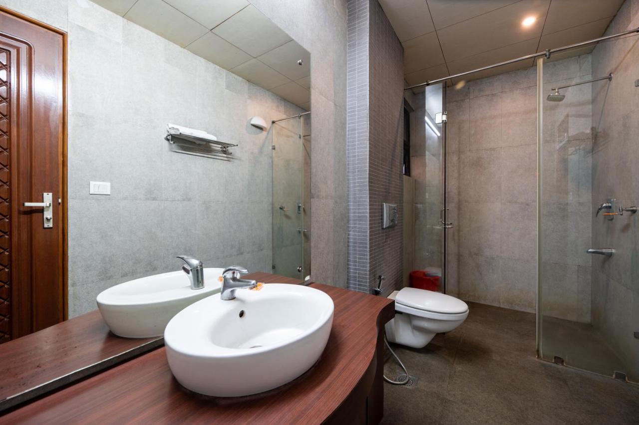 Hotel Emarald, New Delhi Luaran gambar