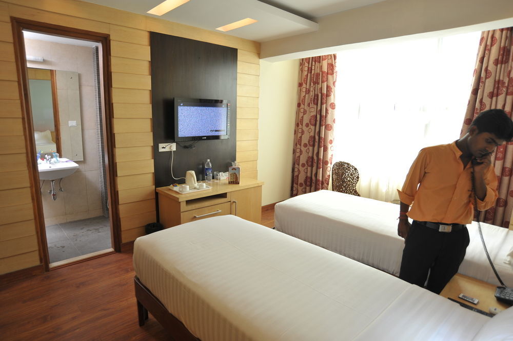Hotel Emarald, New Delhi Luaran gambar