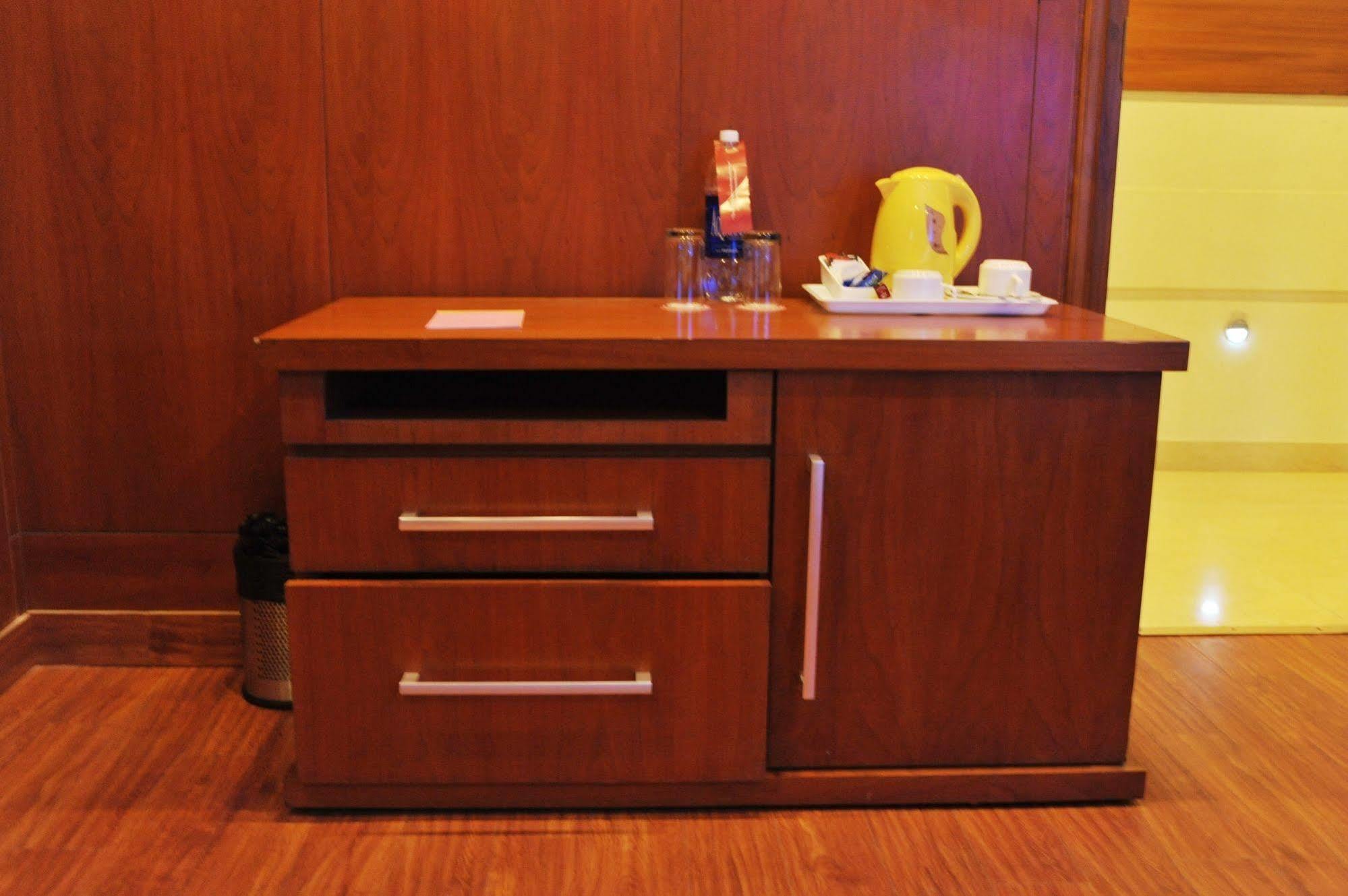 Hotel Emarald, New Delhi Luaran gambar