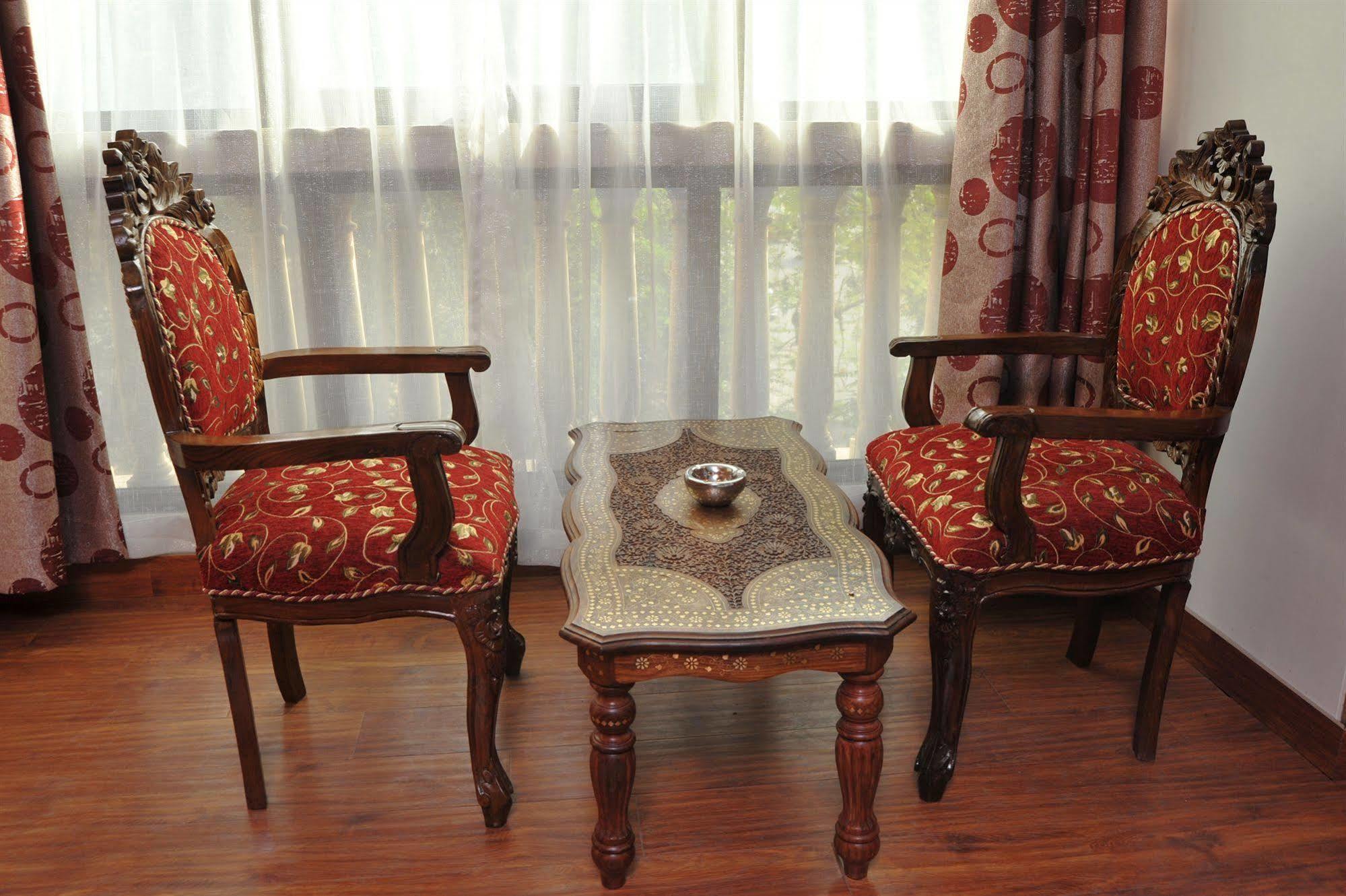 Hotel Emarald, New Delhi Luaran gambar
