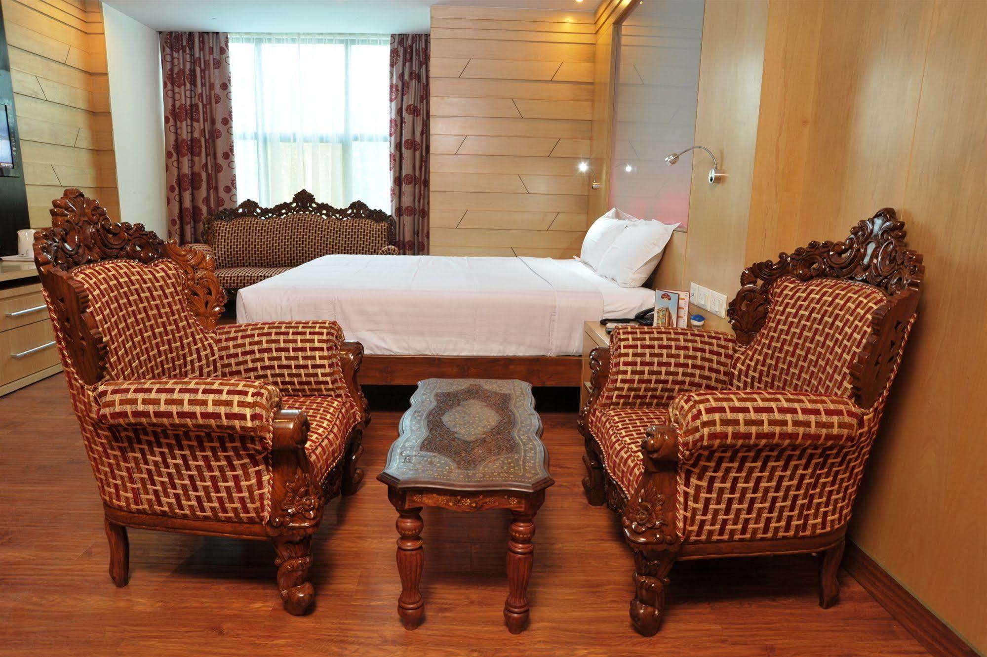 Hotel Emarald, New Delhi Luaran gambar