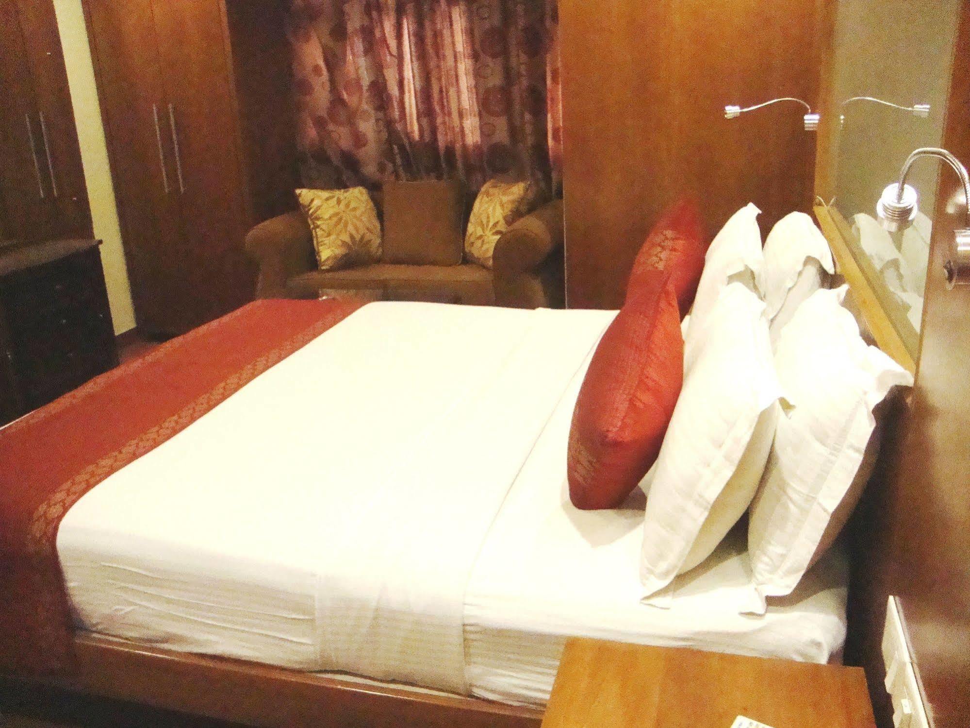 Hotel Emarald, New Delhi Luaran gambar