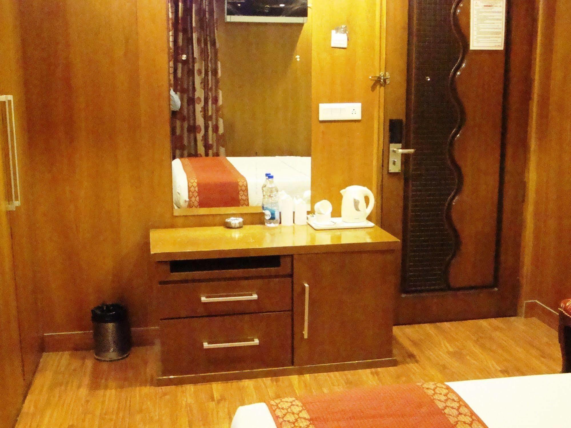 Hotel Emarald, New Delhi Luaran gambar