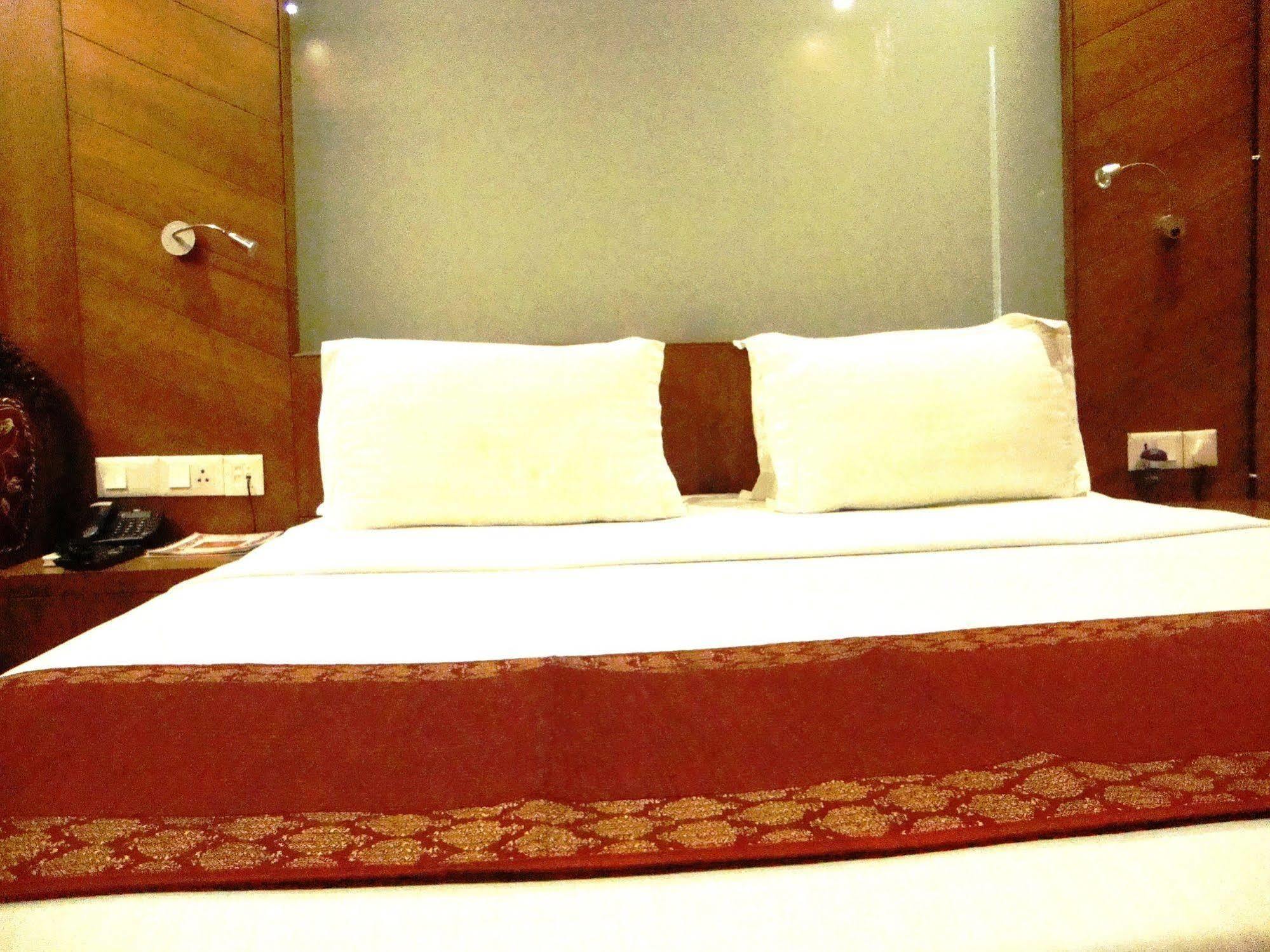Hotel Emarald, New Delhi Luaran gambar