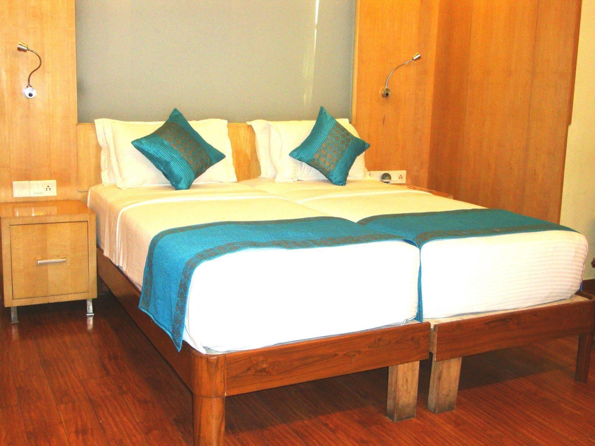 Hotel Emarald, New Delhi Luaran gambar