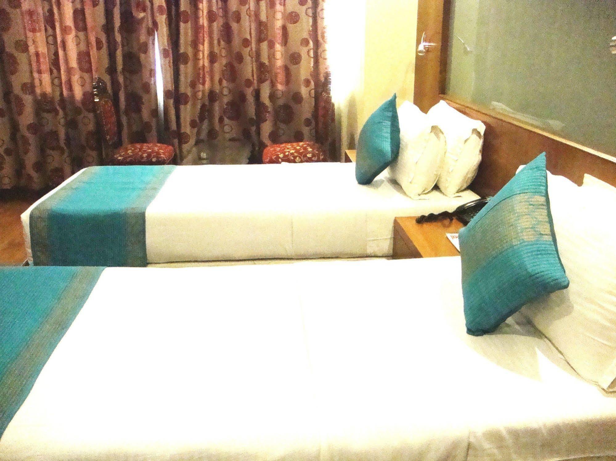 Hotel Emarald, New Delhi Luaran gambar