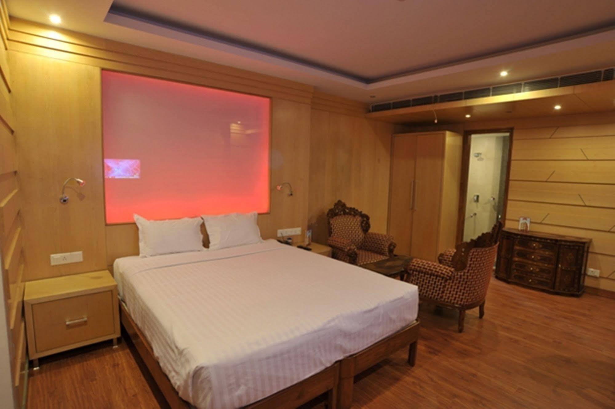 Hotel Emarald, New Delhi Luaran gambar